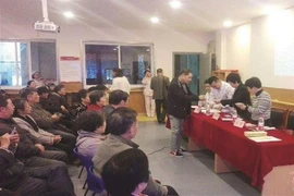 Được tặng phiếu mua hàng, con cái đổ xô thăm cha mẹ tại nhà dưỡng lão