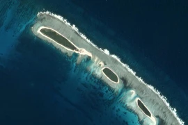 Bão phá hủy công trình Trung Quốc bồi đắp phi pháp ở Hoàng Sa