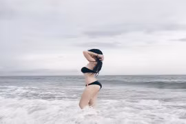 Bị đình chỉ công tác vì chụp ảnh khỏa thân 