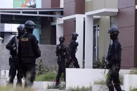 Bị cướp nhốt trong buồng tắm, 6 người chết ngạt