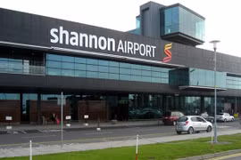 Máy bay hạ cánh để khách… đi vệ sinh