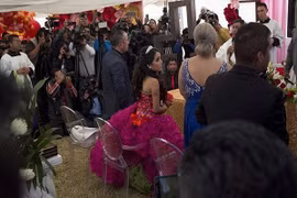 Hàng nghìn người chen lấn dự sinh nhật cô bé 15 tuổi