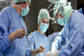 Lần đầu tiên trên thế giới ghép thận thành công vào vị trí lá lách