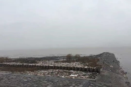 Núi rác thải "nhấn chìm" đảo ở Trung Quốc