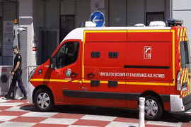 Bỏ bạn khỏa thân giữa trời giá rét vì… ngáy to