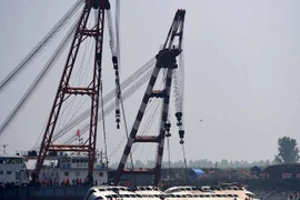 Tàu chìm ở Trung Quốc được lật thẳng, không còn ai sống sót