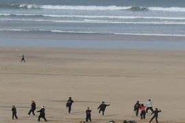 11 nữ vận động viên Maroc bị sóng biển cuốn trôi