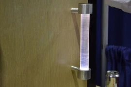 2 “nhà khoa học” tuổi teen phát minh ra tay nắm cửa tự khử trùng 