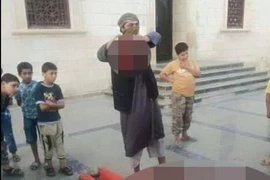 IS chặt đầu một lính Lybia để … giáo dục trẻ em