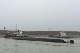 Trung Quốc triển khai trực thăng và người nhái hải quân cứu hộ vụ tàu chìm