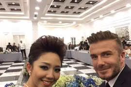 Beckham đánh lẻ chụp ảnh “tự sướng” với Tóc Tiên