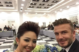 Beckham đánh lẻ chụp ảnh “tự sướng” với Tóc Tiên