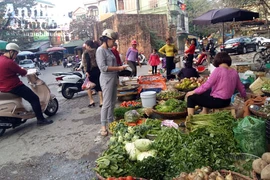 Chợ sớm đầu năm, rau củ quả đắt gấp đôi ngày thường