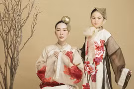 NTK Vũ Việt Hà dùng tơ sen may áo dài làm quà tặng Hà Nội nhân dịp tròn 1010 năm tuổi