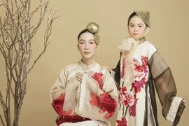 NTK Vũ Việt Hà dùng tơ sen may áo dài làm quà tặng Hà Nội nhân dịp tròn 1010 năm tuổi