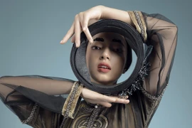 Vũ Việt Hà kể chuyện ‘Sơn Tinh Thủy Tinh’ bằng áo dài