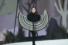 Minh Thảo hóa thân “Chim Thiên đường” trong bộ sưu tập nhí của Vũ Việt Hà