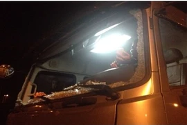 Cao tốc Nội Bài- Lào Cai: Xe tải đang chạy 100km/h bị ném đã vỡ tan kính