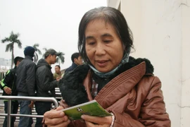 Bà cụ 65 tuổi “chen bẹp ruột” mới mua được vé xem tuyển Việt Nam