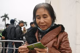 Bà cụ 65 tuổi “chen bẹp ruột” mới mua được vé xem tuyển Việt Nam