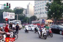 Nhắc nhở, xử lý gần 1.000 trường hợp vi phạm giao thông