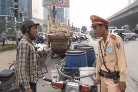 CSGT ra quân xử lý xe mô tô tự chế, chở hàng cồng kềnh