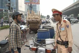 CSGT ra quân xử lý xe mô tô tự chế, chở hàng cồng kềnh