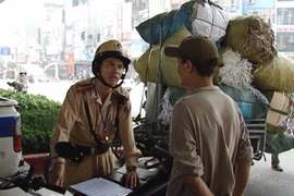 CSGT Hà Nội xử lý nghiêm xe ba bánh chở hàng gắn mác thương binh