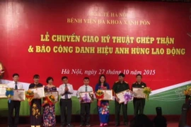 Bệnh viện Đa khoa Xanh Pôn đón nhận danh hiệu Anh hùng Lao động