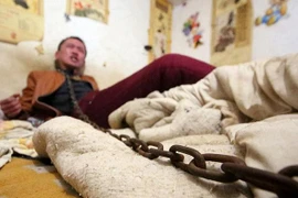 Người đàn ông Trung Quốc tự xích cổ để cai rượu