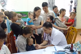 Khám chữa bệnh miễn phí cho hơn 1.400 trẻ em vùng lũ lụt 