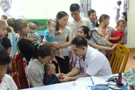Khám chữa bệnh miễn phí cho hơn 1.400 trẻ em vùng lũ lụt 