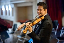 NSND Bùi Công Duy cùng 120 nghệ sĩ tài năng Việt Nam biểu diễn cùng các nghệ sĩ danh tiếng thế giới