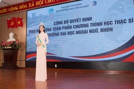 Hoa hậu Thanh Thuỷ được Chủ tịch UBND TP Đà Nẵng trao tặng bằng khen