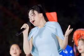 Hồ Quỳnh Hương gây xúc động khi hát về tình mẫu tử tại đêm nhạc "Sáng đạo trong đời"