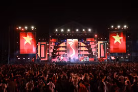 Hơn vạn khán giả hoà giọng hát Quốc ca tại "Hà Nội Rock 2024"