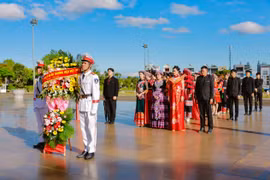 Thí sinh "Hoa hậu Thương hiệu Việt Nam 2024" dâng hương tượng đài Bác Hồ, nước rút trước đêm bán kết