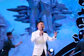 NSƯT Hoàng Tùng khắc khoải thương cha mẹ già ở quê nhà khi hát ca khúc mới của nhạc sĩ Nguyễn Thành Trung