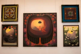 Trưng bày tác phẩm của 12 họa sĩ tại triển lãm "Sáng đạo trong đời"