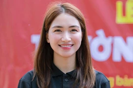 Hòa Minzy vượt hàng trăm km đường xa để gặp em bé làng Nủ