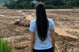 Hoa hậu Đỗ Thị Hà đến làng Nủ hỗ trợ bà con khắc phục hậu quả bão lũ