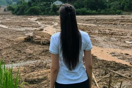 Hoa hậu Đỗ Thị Hà đến làng Nủ hỗ trợ bà con khắc phục hậu quả bão lũ