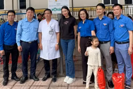 Hoa hậu Thùy Tiên trao tặng thêm 4 sân chơi cho bệnh nhi 