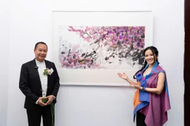 "Diva" Hồng Nhung cùng nhiều "sao" Việt mừng triển lãm tranh nghệ tụ đặc biệt tại Hà Nội