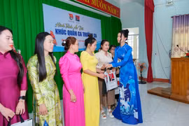 Hoa hậu Lê Hoàng Phương trao tặng 162 bộ áo dài ở Bình Thuận 