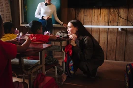 Hồ Ngọc Hà bắt đầu chuyến đi thiện nguyện "Hành trình 20+"