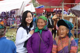 Á hậu Đào Hiền tự tay vẽ tranh dành tặng trẻ em vùng cao 