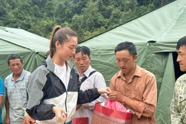 Hoa hậu Lương Thùy Linh nhận bảo trợ cho 2 em bé mất cả cha lẫn mẹ ở Cao Bằng