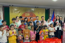 Hoa hậu Thuỳ Tiên cùng đoàn thiện nguyện Việt Nam đến Campuchia