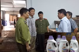 Hà Nội: Phát hiện xưởng sản xuất nước xả vải giả cực lớn